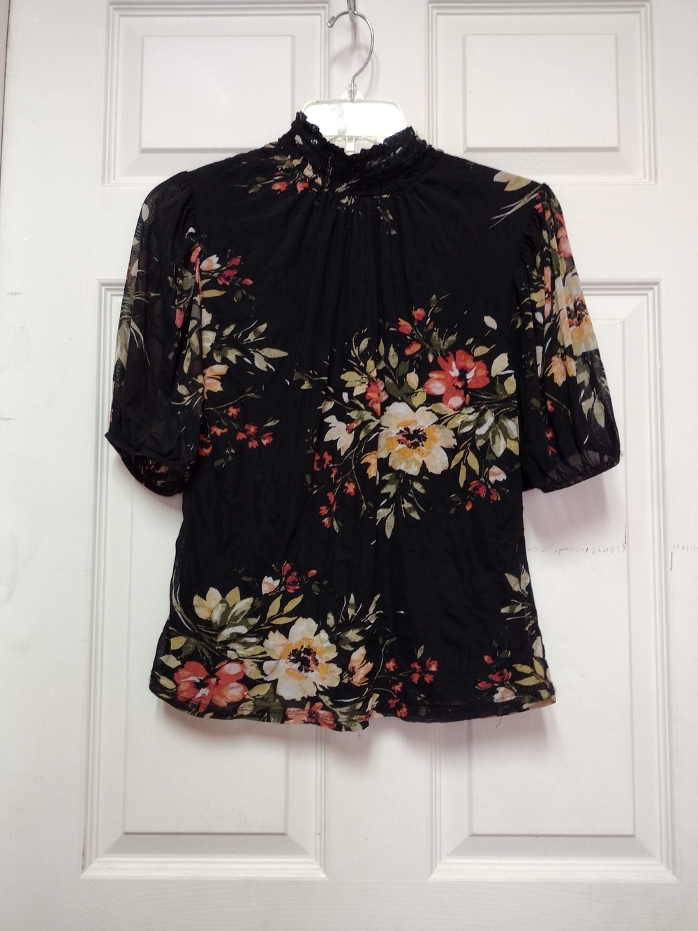 Floral Blouse in Black Size Large Like New
